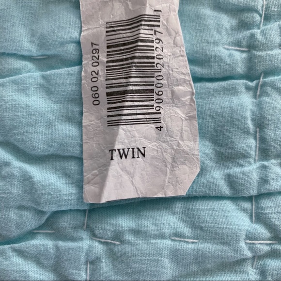 ❣️SOLD❣️Twin Patterned Quilt - Picture 9 of 11